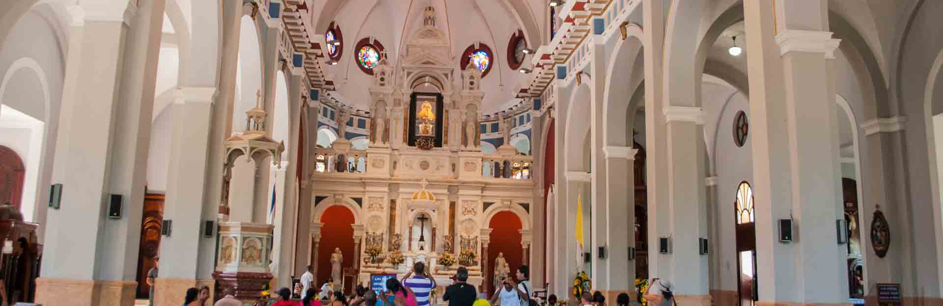 Fieles-en-la-Iglesia-El-Rincón-a-las-afueras-de-la-capital-cubana-CuabaTravel